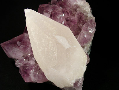 AMETHYSTE SUR CALCITE