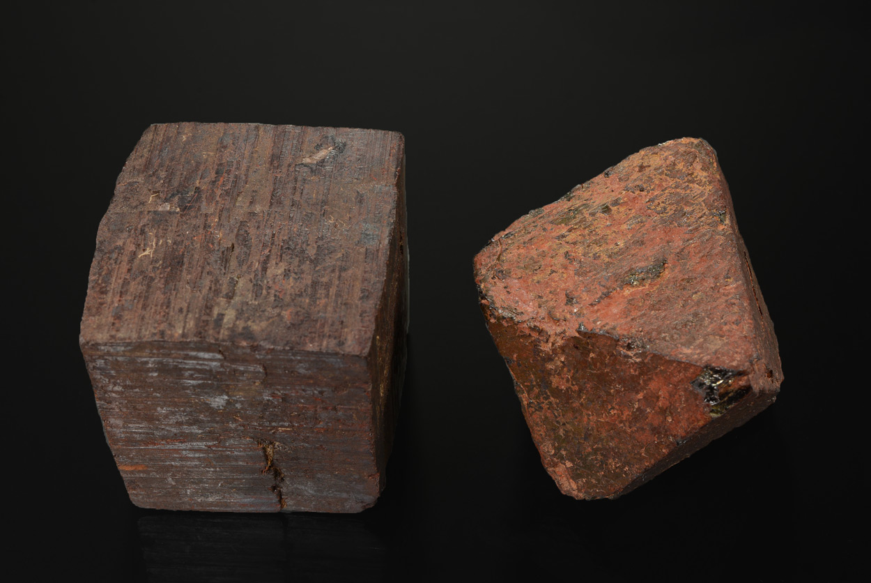 Cube De Limonite Et Octaèdre De Magnétite